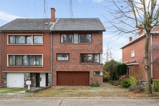 Spacieuse maison 3-façades, idéalement située dans un quartier résidentiel et calme à 1 km du centre de Sterrebeek.Niveau rue : hall d’entrée, WC,...