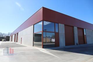 Nieuwbouw KMO-unit met een oppervlakte van 240 m² en minstens 2 privatieve parkeerplaatsen te koop op toplocatie in Izegem.De casco bedrijfsruimte...