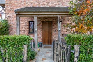 Deze <strong>supergezellige energiezuinige pastoriewoning</strong> is gelegen nabij het <strong>centrum van Gullegem</strong>.<br /><strong>Duurzame materialen</strong> maken de woning warm en cosy. Door de voorziening van <strong>zonnepanelen en thuisbatterij</strong> is de woning superzuinig met <strong>LABEL A</strong>. Het vaste meubilair is overal consequent uitgevoerd voor wie houdt van <strong>charme</strong>. <br /><br />Indeling woning: Inkom met toilet, <strong>living</strong> met <strong>zitplaats en eetplaats</strong> met <strong>open keuken</strong> alles uitgevend op de <strong>gezellige tuin met zwemvijver </strong>en <strong>groot bijhuis</strong> in dezelfde stijl gebouwd. Er is een tweede inkom op de zijkant van de woning die toegang verschaft tot de <strong>garage</strong> en keuken. Gans de woning is voorzien van <strong>parket</strong> met uitzondering van de keuken. De trap in de living leidt ons naar de eerste verdieping. <strong>Drie ruime slaapkamers</strong> en een <strong>grote badkamer met ligbad</strong> <strong>en</strong> supergrote <strong>douche</strong> zorgen voor het nodige comfort. Afzonderlijk mooi ingericht rustgevend toilet maken de inrichting af. Naast de badkamer is ook een linnenkoker voorzien die de was aflevert bij de wasmachine en droogkast in de garage. Op de overloop is er een <strong>bureelplaats</strong> voorzien. Een vaste trap verschaft toegang naar de <strong>grote zolder</strong> die <strong>kan ingedeeld worden in een 4e slaapkamer</strong> en een <strong>zoldergedeelte</strong>. De woning is gelegen op het einde van een <strong>doodlopende straat.</strong> Wg,Vv,Gvkr,Gdv,Vg <br /><br /><strong>RICHTPRIJS: €675.000</strong><br /> <br />Wenst u een bezoek? Neem contact op met Frank Lagae: 0475 674 835 of frank@dekeyser.immo