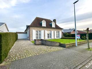 Deze ruime villa is energiezuinig met een EPC van 197 (B-label) door de aanwezigheid van zonnepanelen, spouwmuurisolatie, dakisolatie en...