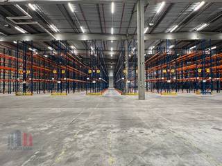 Uitstekend gelegen logistiek magazijn van 9.255 m² te huur naast de containerterminal van Willebroek en dichtbij de A12 waardoor zowel Brussel...