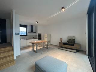 **Vivre dans une maison économe en énergie, idéalement située au cœur de Louvain**Au cœur de Louvain, nous vous proposons cette maison neuve. Elle est située dans la Pereboomstraat, une petite rue calme entre la Mechelsestraat et la Riddersstraat, à proximité de nombreuses commodités telles que le centre-ville historique, le site rénové du Vaartkom, de nombreux campus universitaires, des écoles et des commerces... Les travaux ont été réalisés avec le souci du détail, des finitions soignées et un choix de matériaux de qualité. Une attention particulière a été portée à l'optimisation de l'espace et à un apport maximal de lumière naturelle. En entrant dans cette maison, vous accédez directement à l'espace de vie ouvert avec cuisine équipée. Vous pourrez déguster un café dans la cour intérieure ! L'escalier ouvert mène au premier étage, où se trouvent la première chambre, la salle de bains avec douche et des toilettes séparées. Au dernier étage, vous trouverez la deuxième chambre, dotée d'une salle de bains attenante. Le logement est loué meublé ! Vous vous imaginez déjà y élire domicile ? Prenez rendez-vous dès aujourd’hui pour une visite sur place : 0470 59 65 44 ou verhuur@connect-immo.be Loyer : 1 450 € + chargesDéclaration préliminaire de performance énergétique (EPB)Disponible à partir du 1er octobre 2026 !