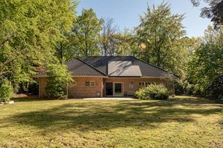 <p><strong>Vrijstaand en residentieel gelegen woning te Dennendael in groene oase met zonnige tuin. Dichtbij het centrum van Heide, winkels, station en scholen.</strong></p>
<p>Welkom in deze <strong>vrijstaande woning</strong>, gelegen in een <strong>rustige en groene omgeving</strong> waar <strong>privacy en comfort</strong> centraal staan. Deze woning biedt tal van troeven zoals <strong>ruime parkeermogelijkheden</strong>, een <strong>zonnige tuin</strong>, een <strong>recente keuken</strong> en <strong>mooie volumes met veel potentieel</strong>.</p>
<p><strong>Gelijkvloers:<br /></strong>- een <strong>ruime inkomhal</strong> die toegang geeft tot de leefruimte.<br />- een <strong>lichtrijke leefruimte</strong> met grote <strong>raampartijen</strong> met <strong>shutters</strong>. Extra troef hier is de <strong>gezellige gashaard</strong> en de <strong>stijlvolle gietijzeren glazen binnendeur</strong> die leef- en eetruimte kan afscheiden<br />- een <strong>ruime eetkamer</strong> met dubbele deuren naar buiten en een vlotte verbinding met de keuken<br />- een <strong>recente keuken (2016)</strong>. Deze <strong>volledig geïnstalleerde keuken</strong> is uitgerust met alle comfort zoals een <strong>Miele koffiemachine, vaatwasser, inductiekookplaat, inbouwoven en microgolf</strong>.<br />- een <strong>gezellige ontbijthoek</strong> met schuifraam dat makkelijk toegang geeft tot het <strong>zonnige terras<br /></strong>- een <strong>ruime master slaapkamer</strong> met laminaatvloer en een <strong>ensuite badkamer</strong> voorzien van <strong>ligbad, douche, toilet en dubbele lavabo<br /></strong>- een <strong>aparte wasplaats</strong> met aansluiting voor <strong>wasmachine en droogkast</strong> en een <strong>extra douche<br /></strong>- een <strong>bureauruimte</strong>, ideaal als <strong>thuiswerkplek of hobbyruimte</strong>.<br />- een <strong>gastentoilet</strong> met handenwasser<br />- een <strong>praktische berging / voorraadkast<br /></strong>- een <strong>garage met dubbele sectionale poort</strong></p>
<p>Via een <strong>houten trap</strong> bereiken we de <strong>eerste verdieping</strong>:<br />- <strong>drie ruime slaapkamers<br /></strong>- een <strong>badkamer<br /></strong>- twee <strong>praktische berging<br /></strong>- een verdieping met <strong>voldoende ruimte voor een gezin</strong> of <strong>flexibele invulling naar eigen behoefte</strong></p>
<p><strong>Tuin:</strong><br />De <strong>volledig omheinde tuin</strong> geniet van een <strong>uitstekende zonoriëntatie</strong> en biedt <strong>veel privacy en rust</strong>. Er is een <strong>aangenaam terras</strong> en een <strong>tuinhuis</strong> dat zorgt voor extra bergruimte. Dankzij de <strong>groene omgeving</strong> is het hier heerlijk vertoeven.</p>
<p><strong>Bijzonderheden:<br /></strong>- <strong>oprit </strong>met plaats voor<strong> meerdere wagens (± 4)<br /></strong>- <strong>carport </strong>voor 2 wagens<strong><br /></strong>- <strong>elektrische toegangspoort<br /></strong>- <strong>centrale verwarming</strong> op gas<strong><br /></strong>- <strong>14 zonnepanelen<br /></strong>- <strong>alarmsysteem</strong> aanwezig<strong><br /></strong>-<strong> </strong>voorzieningen voor elektriciteit en verwarming in de garage<strong><br /></strong>- woning met opfrissings- en renovatiepotentieel</p>
<p>Kortom, een <strong>ruime</strong> en <strong>lichtrijke</strong> woning met een <strong>sterke basis</strong>, gelegen in een<strong> rustige en groene omgeving</strong>, ideaal voor wie op zoek is naar comfort, privacy en de mogelijkheid om een woning volledig naar eigen smaak te moderniseren.</p>