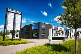 Verkoop via overname van aandelen met in het actief volgend gebouw: Recente bedrijfsunit van ca. 288 m² gelegen in KMO bedrijvenpark Brulens in...