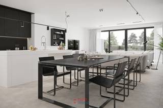 Tout comme les deux autres maisons de ce projet neuf, cette maison regorge d’atouts.<br /><br />Ces habitations offrent un équilibre unique entre la sérénité rurale et le charme de la vie côtière. Situées à seulement 10 minutes de la plage, elles permettent de profiter du meilleur des deux mondes : le calme et l’ambiance marine. De plus, les maisons se trouvent à proximité du domaine provincial ‘De Koolhofputten’, parfait pour une promenade en soirée après une journée bien remplie. Grâce aux excellentes connexions aux autoroutes, les déplacements domicile-travail sont rapides et simples. Les transports en commun sont également accessibles à pied ! Avec des écoles maternelles, primaires et secondaires dans le centre-ville, Nieuwpoort est une destination idéale pour les familles. Vivre à Nieuwpoort, c’est adopter le rythme de la mer tout en jouissant de l’espace et de la nature qui entourent votre maison.<br /><br />La maison elle-même se distingue par des espaces bien agencés, une luminosité abondante et l’utilisation de matériaux de haute qualité. Avec un accès à l’ensemble du deuxième étage grâce à un escalier fixe, cette maison offre une surface habitable impressionnante. Contrairement à de nombreux projets récents, cette maison est parfaitement adaptée pour accueillir toute la famille confortablement.<br /><br />Le point fort absolu ? Cette maison possède le plus grand jardin des trois ! Avec une superficie de plus de 400 m², ce jardin est un véritable rêve pour les amoureux de la nature. La présence d’une wadi (zone d'infiltration naturelle) à l’arrière gauche du jardin ajoute une touche supplémentaire de charme. Ajoutez à cela le domaine provincial à deux pas, et les possibilités sont infinies.<br /><br />Avec un rapport qualité/prix exceptionnel, cette opportunité est à ne pas manquer !