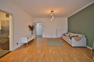 <p><span>De zeer gegeerde Oosterveldwijk is gelegen op het knooppunt van de gemeenten Wilrijk, Edegem, Berchem en Mortsel. Vanuit deze residentële wijk zijn winkels, scholen en alle vormen van openbaar vervoer (bus, tram, trein) op wandelafstand te bereiken. Ook het gemeentelijke park fort V en domein Middelheim met het bekende museum liggen vlakbij. Uitstekende verbinding naar Antwerpen – Brussel via E19 en A12, naar Hasselt – Gent via Ring.</span></p><p><span>Het kleinschalige gebouw met 3 appartementen wordt prima onderhouden door de mede-eigenaars. Er zijn slechts heel beperkte maandelijkse kosten! De blokpolis, het waterverbruik (per bewoner) en verlichting van de gemene delen worden door één van de mede-eigenaars afgerekend.</span></p><p><span>Het dak van het gebouw is nog niet geïsoleerd, maar er werden door de mede-eigenaars wel recent offertes opgevraagd (deze zijn beschikbaar op aanvraag). Na isolatie gaat het EPC meteen naar een B-label (simulatie certificaat beschikbaar op basis van de offerte).</span></p><p><span>De verwarming loopt op een zuinige condensatieketel! De elektriciteit heeft slechts een paar kleine aanpassingen nodig.</span></p><p><span> </span></p><p><span>Indeling:</span></p><p><span>We komen binnen in het appartement op de tweede verdieping via de centrale inkomhal met handige vestiairekast en apart toilet. </span></p><p><span>Vooraan zien we de lichtrijke leefruimte met aansluitend de keuken, voorzien van een kookplaat, oven, dampkap en dubbele gootsteen. </span></p><p><span>Centraal is er de badkamer met ligbad en lavabomeubel. </span></p><p><span>Achteraan zijn er twee slaapkamers waarvan de kleinste (9 m²) toegang geeft tot het terrasje.</span></p><p><span>Achter de grootste (14 m²) slaapkamer is er nog een derde kamer van 11 m² die perfect dienst kan doen als bureau, dressing, speelkamer,...</span></p><p><span>Tussen de hall en de grootste slaapkamer is er nog een derde doorloop-kamer die perfect dienst kan doen als dressing, bureau of logeerkamer.</span></p><p><span>Tenslotte is er de mogelijkheid om een garagebox aan de overkant van de straat aan te kopen aan 25.000 euro (niet verplicht).</span></p><p><span> </span></p><p><span>Samengevat:</span></p><p><span>- Ruim appartement met 2 à 3 slaapkamers en veel lichtinval</span></p><p><span>- Klein gebouw met amper gemeenschappelijke kosten en inwonende beheerder</span></p><p><span>- Absolute topligging in de Oosterveld-wijk</span></p><p><span> </span></p><p><span>EPC: 411 kWh/m²jaar - E-label  (Renovatieplicht van toepassing)</span></p><p><span>Waterinfo: G-score A  -  P-score A</span></p><p><span> </span></p><p><span>Voor een bezoek ter plaatse kan u ons contacteren op het nummer 03 449 42 41 of mail ons via <span>hallo@habicom.be</span></span></p><p><span>Wenst u de waarde van uw woning te kennen ? Contacteer vrijblijvend onze habicom expert in uw buurt.</span></p><p><span> </span></p><p><span> </span></p>