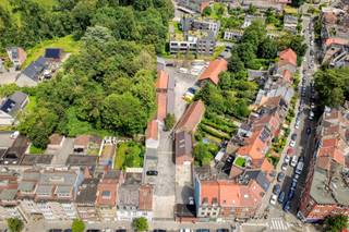 <p>Deze projectgrond aan de Gentsesteenweg 1209-1211 in Sint-Agatha-Berchem biedt een uitzonderlijke opportuniteit voor projectontwikkelaars die op zoek zijn naar een herontwikkelingssite met een sterke ligging en een reeds onderbouwde stedenbouwkundige denkoefening.</p><p>Voor de site werd een uitgebreide haalbaarheidsstudie opgemaakt door Erik Vandenpoel Architecten. Daarbij vonden meerdere overlegmomenten plaats met de gemeente Sint-Agatha-Berchem, Urban Brussels en Leefmilieu Brussel om de ontwikkelingsmogelijkheden zorgvuldig af te toetsen. De studie vertrekt niet vanuit een volledige nieuwbouwontwikkeling, maar vanuit een doordachte herinrichting van de bestaande site, waarbij maximaal wordt ingezet op het behoud en de renovatie van de bestaande gebouwen en volumes.</p><p>Het voorgestelde concept creëert een kwalitatieve residentiële woonomgeving waarin verschillende woontypologieën worden gecombineerd met een groene inrichting van het binnengebied. Bij de uitwerking werd bijzondere aandacht besteed aan natuurlijke lichtinval, meerdere geveloriëntaties, privacy, private buitenruimtes, ontharding en biodiversiteit. Daarnaast voorziet de studie ondergrondse parkeerplaatsen, voldoende fietsenstallingen en een autoluw binnengebied, volledig in lijn met de hedendaagse visie op duurzaam wonen.</p><p>Een belangrijke meerwaarde is dat de haalbaarheidsstudie reeds werd besproken met de bevoegde overheden, waardoor de aandachtspunten en randvoorwaarden duidelijk in kaart zijn gebracht. Dit biedt een waardevolle basis voor de verdere ontwikkeling van de site, uiteraard onder voorbehoud van het verkrijgen van de vereiste stedenbouwkundige vergunningen.</p><p>Ook de ligging is bijzonder aantrekkelijk. De Gentsesteenweg vormt een belangrijke invalsweg naar Brussel en biedt een uitstekende bereikbaarheid met de wagen dankzij de onmiddellijke nabijheid van de Brusselse Ring (R0) en de E40. Daarnaast bevinden zich diverse bus- en tramverbindingen, het station Sint-Agatha-Berchem, scholen, winkels, sportinfrastructuur en recreatiemogelijkheden in de directe omgeving. Ook de Basiliek van Koekelberg, het Erasmusziekenhuis, het UZ Brussel en het centrum van Brussel liggen op korte afstand.</p><p>Deze eigendom biedt dan ook een interessante opportuniteit voor ontwikkelaars die willen investeren in de kwalitatieve herontwikkeling van een bestaande site op een strategische locatie binnen het Brussels Hoofdstedelijk Gewest. Contacteer ons graag voor meer informatie of een vertrouwelijk gesprek.</p>
