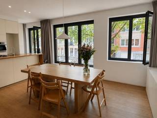Uniek designappartement (2 slpk) met terras <br /><br />Ideaal als stijlvolle eigen woonst of opbrengsteigendom met lage vaste kosten!<br /><br /><br />Bent u op zoek naar een instapklaar, hoogwaardig afgewerkt appartement in hartje Antwerpen waar design en comfort samenkomen? Dit uitzonderlijke pand in de Van Stralenstraat 76 combineert een strakke, minimalistische esthetiek met slimme architecturale ingrepen en lage gemeenschappelijke kosten. <br /><br />Het appartement is momenteel vlot verhuurd voor € 920 + € 60 gemeenschappelijke kosten. De betrouwbare huurder wenst graag te blijven wonen. <br /><br />Gezien het om een kleinschalig gebouw gaat zonder lift en met een eigen syndicus, geniet u hier van zeer lage maandelijkse kosten en een uitstekend rendement.<br /><br /> Luxe Leefruimte: Royale, open doorzon-leefruimte met een premium parketvloer, greeploze kastenwanden over de volledige lengte en onzichtbare muurverwarming.<br /><br /> Home Cinema & Sfeer: Centraal geplaatste design-sfeerhaard met geïntegreerde projectoropstelling voor een exclusieve thuisbioscoop-ervaring.<br /><br /> Designkeuken: Luxe kookeiland met houten werkblad, gasfornuis, ingebouwd koffiestation en premium ovens.<br /><br /> Badkamer: Moderne wellness-badkamer met ligbad, dubbele lavabo en discreet geïntegreerde aansluitingen voor wasmachine en droogkast.<br /><br /> 2 Slaapkamers & Terras: Ruime master bedroom en een volwaardige 2de slaapkamer (bureau/dressing) met directe toegang tot het gezellige terras achteraan.<br /><br /> Kelder: Inclusief een grote, privatieve kelderberging met voldoende ruimte voor fietsen.<br /><br />Kort samengevat:<br /><br /> Startprijs: € 325.000<br /><br /> Gebouw: Kleinschalig, lage kosten, geen lift, eigen syndicus.<br /><br /> Locatie: Rustige straat in het centrum, nabij Meir en Centraal Station.<br /><br />Neem snel contact op voor meer info of een bezoek!