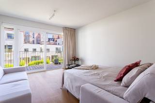 Luxueuze studio in het prestigieuze project "Leopold" <br /><br />Ligging<br /><br />Rust, privacy én toch midden in het kloppende hart van de stad. In de Henri Van Heurckstraat woon je op een toplocatie tussen het Theaterplein, de Meir en het Mechelseplein, met het Botanic Sanctuary om de hoek. Alle winkels, horeca en cultuur bevinden zich op wandelafstand. Openbaar vervoer (metro Meir, tram op de Leien en Centraal Station) bereik je in enkele minuten.<br /><br />Beschrijving<br /><br />De recente luxeresidentie “Leopold” combineert hedendaagse architectuur met rust en groen dankzij de aangelegde binnentuinen.<br />Deze luxestudio (zonder afzonderlijke slaapkamer) op de eerste verdieping is hoogwaardig afgewerkt en omvat een inkomhal met berging, een badkamer met wasmachine en droogkast, een gang met ingemaakte kasten, een volledig ingerichte keuken en een lichtrijke leef-/slaapruimte met aansluitend terras en zicht op de binnentuin.<br />De parketvloer, maatkasten en kwalitatieve afwerking zorgen voor een warm en stijlvol geheel. Inclusief zonwering, meubilair, gordijnen en verlichting: volledig instapklaar.<br /><br />Belangrijkste troeven<br /><br />• Topligging in het historische centrum<br />• Recent project met binnentuin<br />• Mogelijkheid tot aankoop autostaanplaats of kelder<br />• Instapklaar en onmiddellijk beschikbaar<br />• Volledig bemeubeld<br />• Fietsenberging en binnentuin