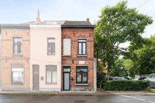 <p><span>Gezellige en rustig gelegen woning in het levendige Gentbrugge, nabij het Keizer- en Arbedpark.</span></p><p><span><br />Deze woning omvat op het gelijkvloers een ruime leef- en woonruimte met aansluitend de keuken (gasfornuis, koelkast, gootsteen, kasten), alsook badkamer met toilet en douchecel. Er is ook een ingesloten koertje. Op de eerste verdieping bevinden zich 2 slaapkamers, waarbij 1 kamer toegang verleent tot de master bedroom op de tweede verdieping. In de periode 2008-2009 werd de woning gedeeltelijk gerenoveerd. Het dak werd hersteld, geïsoleerd en voorzien van een velux dakraam. In 2024 werd een nieuwe gascondensatieketel geplaatst en ook alle ramen zijn voorzien van hoogrendementsbeglazing. Ook de elektrische installatie is conform. Deze woning biedt potentieel, maar een update naar moderne comfortnormen is aangewezen.<br /> <br />De ruime parkeermogelijkheden (ruime parking naast de woning), verkeersluwe straat (eenrichtingsverkeer) en afstand tot het centrum (via bvb. het Keizerpark) zijn bijkomende troeven. Deze woning is een opportuniteit voor starters of investeerders! Momenteel beschikt de woning over energielabel E, maar kan eenvoudig aangepakt worden door het isoleren van de vrijstaande rechtergevel en/of het plaatsen van zonnepanelen. De woning ligt in een gevestigde woonwijk dicht bij invalswegen, diverse voorzieningen, winkels en openbaar vervoer. Een grote troef is de ruime parking naast de woning. Renovatieplicht: ja</span></p><p><span> </span></p><p><span> </span></p><p><span>Bel ons voor een afspraak via 09/225.00.78</span></p><p><span> </span></p><p><span> </span></p>