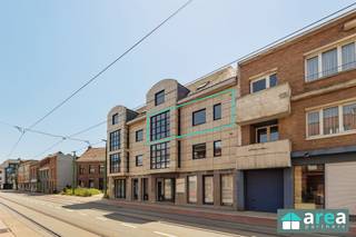 <p><span>Gelegen in een vlot bereikbare en goed uitgeruste omgeving in Zwijndrecht, bevindt dit ruime lichtrijk appartement zich nabij belangrijke invalswegen en snelwegen (oa. E17 en E34), wat zorgt voor een uitstekende verbinding richting Antwerpen, Gent en omliggende gemeenten. In de directe omgeving vind je diverse winkels, supermarkten, scholen, parken etc. waardoor alles zich op wandel- of korte rijafstand bevindt. Ook bus- en tramverbindingen zijn vlot toegankelijk.</span></p><p><span> </span></p><p><span>Grootste troeven:</span><span><br /><br /></span></p><p><span>- Recent gerenoveerd en instapklaar</span></p><p><span>- Gunstige EPC-score B</span></p><p><span>- Warmtepomp (Daikin) voor verwarming en airco</span></p><p><span>- Z-gericht terras</span></p><p><span>- Private parkeerplaats &amp; garage</span></p><p><span>- Lift</span></p><p><span> </span></p><p><span>Indeling: </span></p><p><span>Bij het betreden van het appartement komt u in de inkomhal, die toegang biedt tot alle ruimtes en het apart gastentoilet. De lichtrijke woonkamer geniet van veel natuurlijke lichtinval dankzij de grote raampartijen en sluit aan op de praktische keuken, die voorzien is van voldoende werk- en opbergruimte. Zowel de woonkamer als de keuken zijn uitgerust met een airco-unit.</span></p><p><span>Verder beschikt het appartement over twee volwaardige slpk. van 16m² en 10m², waarbij de master bedroom toegang geeft tot het Z-gerichte terras.<br />De badkamer is uitgerust met een ligbad, dubbele wastafel en aansluiting voor wasmachine en droogkast.<br />Tot slot beschikt het appartement over een private parkeerplaats achteraan het gebouw en een aparte garagebox.</span></p><p><span>Voor meer informatie kan u terecht bij Area Partners: <span>info@area.be</span></span><span> of 03/284.60.60</span></p>