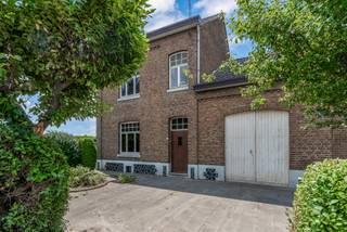 Karaktervolle 4-gevelwoning met garage op 6a30ca, omgeven door groene velden te Kesselt. Deze landelijke deelgemeente van Lanaken, vlak op de...