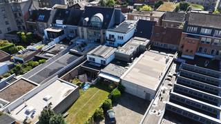 HANDELSPAND MET BOVENLIGGEND APPARTEMENT EN RUIME TUIN IN CENTRUM LANAKEN<br /><br />*** Bekijkt U deze woning via een aanverwante website? Surf dan naar https://matisimmo.be/nl/aanbod/4448144/appartementsgebouw-te-koop-in-3620-lanaken en klik op volgende link voor het INTERACTIEF GRONDPLAN: https://grondplan.matisimmo.be/grondplan/?map=LanakenStationsstraat16 ***<br /><br />In het centrum van Lanaken is deze handelsruimte met woonst gelegen aan de Stationsstraat 16. Zowel de grote parkings aan het Molenweideplein en Europaplein, als de mogelijkheden tot het openbaar vervoer zijn allemaal op wandelafstand gelegen. Lanaken is gelegen op slechts enkele kilometers afstand van de Nederlandse grens en beschikt over een leuk centrum. Dit handelspand ligt hier middenin.<br /><br />De winkelruimte heeft een oppervlakte van 120 m² en werd onlangs vernieuwd en voorzien van airco. Aan de voorzijde bevindt zich een etalage van 18,5 m².<br />Achteraan bevindt zich momenteel een leefruimte en keuken, maar deze kunnen ook dienst doen als opslagruimte of atelier. Op de eerste verdieping bevindt zich tevens een volwaardig appartement met leefruimte, terras, drie slaapkamers, bureauruimte en badkamer. Er is nog een bijkomende ruimte op de tweede verdieping die dienst kan doen als extra (speel)ruimte.<br /><br />Achteraan het pand bevindt zich een leuke tuin die aansluit op de gelijkvloerse verdieping. Er is ook nog uitbreiding mogelijk.<br /><br />Dit pand kan ook omgevormd worden tot appartementen met handelspand op het gelijkvloers (zie ook digitale impressies als mogelijk voorbeeld). Wij geven u hier graag meer info over.<br /><br />De vermelde woonoppervlakte is steeds de bruikbare vloeroppervlakte overgenomen uit het EPC-verslag. <br /><br />Wilt u deze unieke kans voor het aankopen van een handelspand met woonst of investeringseigendom niet missen? Contacteer ons vrijblijvend voor meer informatie of een afspraak ter plaatse via 089/44 00 00 of <span>info@matisimmo.be</span>.