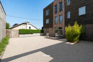 Bent u op zoek naar een ruime loft waar ruimte en licht perfect samenkomen? Dan is deze gelijkvloerse loft met één slaapkamer en privatieve tuin in het centrum van Eke precies wat u zoekt.<br />Deze leuke loft biedt een aangename open leefruimte met grote raampartijen die zorgen voor een overvloed aan natuurlijk licht en een directe verbinding met de gezellige privatieve, onderhoudsvriendelijke tuin. De volledig uitgeruste keuken sluit naadloos aan op de leefruimte en maakt het geheel bijzonder praktisch en sfeervol.<br />Verder beschikt deze loft over een ruime slaapkamer, een badkamer met bad en douche en voldoende bergruimte. <br />Centrale verwarming op aardgas en airco voorzien voor alle comfort.<br />Overdekte autostaanplaats inbegrepen in de huurprijs.<br />De ligging is een absolute troef. In een rustige straat, maar toch op wandelafstand van winkels, scholen, openbaar vervoer en horeca. Ook het station van Eke-Nazareth en de E17 bevinden zich op slechts enkele minuten, waardoor Gent, Deinze en Kortrijk vlot bereikbaar zijn. De omgeving biedt daarnaast tal van wandel- en fietsmogelijkheden in de Scheldevallei en het Parkbos.<br />Huurprijs: € 950,00 + € 25,00 gemeenschappelijke kosten.<br />Onmiddellijk beschikbaar.<br />Voor bezoek: Bel Ulrik Willems 0495 93 38 35 of email: uw@entree.be