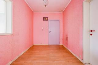 <p><span>Gezellig appartement van 73 m² met veel potentieel in Mechelen</span></p><p><span>Dit gezellige appartement van 73 m² bevindt zich op de tweede verdieping van een kleinschalig, goed onderhouden gebouw in Mechelen. Dankzij de centrale ligging zijn winkels, openbaar vervoer en tal van voorzieningen vlot bereikbaar.</span></p><p><span>De ruime inkomhal geeft toegang tot alle vertrekken. Rechts bevindt zich de aangename leefruimte, waar grote raampartijen zorgen voor veel natuurlijk licht en elegante details extra karakter toevoegen.</span></p><p><span>Links van de inkomhal liggen de slaapkamer met extra opbergruimte en de te renoveren keuken. Aansluitend op de keuken bevindt zich een klein, overdekt terras met een ingemaakte kast. De badkamer is uitgerust met een toilet, lavabomeubel, douche en aansluiting voor een wasmachine.</span></p><p><span>Bij renovatie is het mogelijk om een tweede slaapkamer te creëren</span><span>, waardoor het appartement extra mogelijkheden biedt voor eigen bewoning of verhuur.</span></p><p><span>Naast het appartement is er een afzonderlijke berging, bereikbaar via de gemeenschappelijke hal. Deze ruimte is ideaal als vestiaire of extra opbergruimte. In de gemeenschappelijke inkomhal is bovendien plaats om één fiets te stallen.</span></p><p><span>Ook aan het gebouw werden al belangrijke werken uitgevoerd. Het platte dak werd vernieuwd en in 2025 werd de voorgevel geïsoleerd en afgewerkt met crepi. Deze gevelwerken zijn nog niet opgenomen in het huidige EPC-attest.</span></p><p><span>Een mooie kans voor wie een appartement naar eigen smaak wil inrichten en er een gezellige thuis van wil maken, of voor wie op zoek is naar een investering in Mechelen.</span></p>