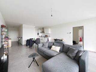 Dit lichtrijke appartement beschikt over een moderne open keuken en een heerlijk terras om te ontspannen. Grote troef: een eigen autostaanplaats is inbegrepen! Ideaal gelegen in een rustige buurt, op een boogscheut van het historisch centrum.<br /><br />Indeling:<br /><br />3°V.: inkom (7 m²) met apart toilet - woonkamer (31 m²) met open keuken (5 m²) voorzien van inductie kookplaat, combi oven, frigo en vaatwasser - berging (2 m²) met aansluiting voor de wasmachine - badkamer (4 m²) met inloopdouche en enkele lavabo - slaapkamer (13 m²) - zuidgericht terras (6 m²)<br /><br />- 2°V.: ondergrondse parkeerplaats (P17)<br /><br />Algemeen: <br />- Huurprijs: € 850,00/maand<br />- Provisie: € 75,00/maand <br />- Beschikbaar vanaf: 01/08/2026<br /><br />De snelste manier om een bezoek te brengen aan dit pand? Vraag je bezoek aan via de roze knop op onze website (www.dewaele.com) en je wordt gecontacteerd door onze verhuurexpert Broes. <br /><br />Telefonisch kunnen er geen afspraken gemaakt worden. Bij andere vragen kun je ons telefonisch contacteren via 050 444 999.