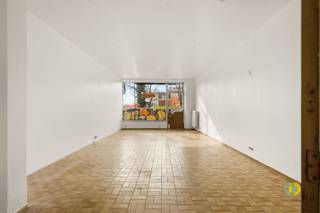 Bent u op zoek naar een goed gelegen handelsruimte voor uw zaak? Dit commercieel pand in het hart van Neder-Over-Heembeek biedt de perfecte...