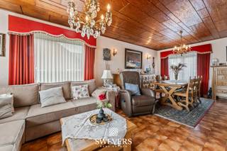 Voor meer info en foto’s, surf naar www.swevers.be – Deze open bebouwing aan Nieuwstraat 66 in Heusden-Zolder biedt een mooie kans voor wie op zoek is naar ruimte, een praktische indeling en een perceel met mogelijkheden. De woning, gebouwd in 1970, beschikt over een bewoonbare oppervlakte van 198 m² en bevindt zich op een perceel van 720 m². Binnenin vindt u een functionele indeling met een inkomhal, een lichtrijke woonkamer van 27,51 m² en een aansluitende keuken van 14,84 m². De keuken geeft toegang tot het terras, wat zorgt voor een aangename verbinding met de tuin. Op het gelijkvloers bevinden zich drie slaapkamers van respectievelijk 13,91 m², 9,90 m² en 7,08 m², die flexibel kunnen worden ingericht als slaap-, werk- of hobbyruimte. De centraal gelegen badkamer is bereikbaar via de hal. Daarnaast beschikt de woning over een kelder van 25,12 m² met meerdere bergingen en een inpandige garage van 21,56 m², wat zorgt voor extra opslag- en parkeermogelijkheden. De noordoost georiënteerde tuin biedt voldoende ruimte voor ontspanning, spelende kinderen of het creëren van een aangename buitenomgeving. De woning is gelegen in een rustige buurt met een vlotte bereikbaarheid. Snelwegen bevinden zich op 2,5 km, openbaar vervoer op 1,3 km en winkels, restaurants en ontspanningsmogelijkheden liggen in de nabije omgeving. Dankzij de ruime opzet, praktische indeling en gunstige ligging biedt deze woning tal van mogelijkheden voor wie op zoek is naar een thuis die verder naar eigen wensen kan worden ingevuld. Voor meer informatie, bel 011 255 155. Bron bewoonbare oppervlakte: EPC-verslag. Dit pand is onderworpen aan de renovatieverplichting van de Vlaamse overheid voor residentiële gebouwen (behoudens bij sloop binnen 5 jaar na de aankoop). Consulteer voor meer informatie de website van het Vlaams Energie- en Klimaatagentschap via https://www.vlaanderen.be/een-huis-of-appartement-kopen/renovatieverplichting-voor-residentiele-gebouwen.
