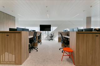 Des bureaux neufs de 2 714 m² à louer à proximité de la gare de Gand-Saint-Pierre, à proximité du tram, du bus et du train ainsi que de la R40 et de la R4. Les bureaux haut de gamme sont équipés de tout le confort moderne. L'espace est situé au 4ème étage du Diamond Building, un immeuble de bureaux prestigieux avec une réception, une cafétéria, des salles de réunion, des ascenseurs et un patio. Établissez votre entreprise dans cet endroit unique avec une accessibilité TOP. Contactez PANORAMA pour plus d'informations ou pour une visite de site sans obligation 09 225 09 09.