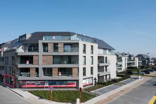 <p><strong><span>6% BTW MOGELIJK - Laatste appartement te koop </span></strong><br /><br />Bent u benieuwd ? Wacht niet en mail ons op <strong>verkoop@groepthiers.be</strong> of bel <strong>0499/11 77 66 - 056 21 61 61</strong><br /><br />Dit <strong>prachtig appartement van 119 m² </strong>bevindt zich op het gelijkvloers in residentie Albatros, gelegen op de hoek van de Keukeldam en de Damweg, tegenover <strong>Park Baron Casier</strong>. Residentie Albatros bestaat uit 16 appartementen. De <strong>Grote Markt van Waregem</strong> bevindt zich <strong>op wandelafstand.</strong><br /><br />Zodra u binnenkomt, ervaart u hoe <strong>lichtrijk en zonnig </strong>dit appartement is. U wordt er werkelijk helemaal optimistisch van. De leefruimte is 1 grote ruimte met een <strong>open ingerichte keuken, eetplaats</strong> en <strong>salon</strong>. Daarnaast beschikt u over <strong>2 grote slaapkamers.  </strong>U vindt er ook nog een <strong>gastentoilet + een ruime badkamer met douche, ligbad, wastafel en nachttoilet en apart nachttoilet.  </strong>Aansluitend aan de keuken bevindt zich een bergruimte waar u een wasmachine, droogkast en diepvries kan herbergen.<br /><br /><span><em>U heeft de mogelijkheid om ook een grote ondergrondse garagebox en individuele ondergrondse berging bij te kopen.</em></span><br /><br />Bent u benieuwd ? Wacht niet en mail ons op <strong>verkoop@groepthiers.be</strong> of bel <strong>0499/11 77 66 - 056 21 61 61</strong></p>