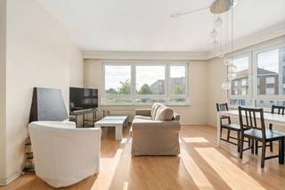 <p>Comfortabel appartement in Vilvoorde, gelegen nabij alle faciliteiten, openbaar vervoer en belangrijke invalswegen.</p><p><br /></p><p>Dit appartement combineert een praktische indeling met een vlotte bereikbaarheid aan de stadsrand van Vilvoorde. Dankzij de ligging nabij scholen, het station, parken en het ziekenhuis geniet u hier van een aangename woonomgeving met alle dagelijkse voorzieningen binnen handbereik. De lichtrijke woonkamer zorgt voor een gezellige leefruimte, terwijl de twee slaapkamers ideaal zijn voor koppels, starters of kleine gezinnen. Bovendien is er geen renovatieverplichting dankzij het EPC-label D, wat extra comfort en gemoedsrust biedt. Een privatieve kelder is inbegrepen en zorgt voor bijkomende bergruimte.</p><p><br /></p><p>Belangrijkste ruimtes:</p><p>• Woonkamer (22,2 m²) met aangename lichtinval</p><p>• Keuken (5,7 m²) uitgerust met oven, elektrische kookplaat en dubbele spoelbak</p><p>• Inkomhal (6,5 m²) met ingemaakte kasten en videofoon</p><p>• Badkamer (4,2 m²) met ligbad, enkele wastafel en aansluiting voor wasmachine</p><p>• Twee slaapkamers van 8,1 m² en 11,9 m²</p><p>• Terras (1,2 m²)</p><p>• Individuele privatieve kelder</p><p><br /></p><p>Troeven:</p><p>• Gelegen nabij scholen, station, openbaar vervoer en winkels</p><p>• Geen renovatieverplichting dankzij EPC-label D</p><p>• Privatieve kelder inbegrepen</p><p><br /></p><p>Neem vandaag nog contact op met je ERA-makelaar voor een bezoek.</p><p><br /></p><p>JOUW DROOMAPPARTEMENT. ZO GEVONDEN!</p>