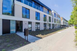 STERREBEEK - Nieuwbouw gelijkvloers appartement, gelegen in het centrum van Sterrebeek. Het appartement wordt verwarmd met een warmtepomp en is...