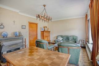 <strong>Halfopen woning met 3 slaapkamers te koop in centrum Averbode</strong><br /><br />Rustig gelegen, doch in het centrum van Averbode, vinden we deze leuke halfopen woning. De centrale ligging biedt heel wat voordelen: op wandelafstand bevindt zich een supermarkt, een bakker, horeca en een school. Voor natuurliefhebbers heeft deze woning de ideale ligging, nabij Averbode bos en de abdij van Averbode. Er is een vlotte verbinding met omliggende gemeenten zoals Laakdal, Tessenderlo-Ham of Scherpenheuvel-Zichem. <br /><br />Vanuit de inkomhal komen we binnen in de leefruimte (23m²) met aansluitend de eetkamer (20,6m²). Zowel de leefruimte als de eetkamer werden ingericht met een haard, die zorgt voor extra warmte en gezelligheid. Naast de eetkamer bevindt zich de keuken (9,38m²), van waaruit je kan doorlopen naar de praktische bijkeuken (8,38m²). Verder is er achteraan nog een leuke veranda (19,11m²), waar het heerlijk vertoeven is.<br /><br />Op de eerste verdieping zijn er drie ruime slaapkamers (8,2m², 18,4m² en 13m²) en de badkamer (11,57m²). De badkamer is voorzien van een ligbad, een lavabo en een toilet.<br /><br />De woning heeft nog een ruime zolder (25m²) die nog mogelijkheden biedt. <br /><br />Voor het de auto, fietsen of als werkplaats is er nog een handige garage (19m²).<br /><br />De verwarming gebeurt via centrale verwarming op stookolie. De ramen hebben dubbele beglazing (PVC) en er zijn overal rolluiken. De zoldervloer is geïsoleerd en de berekende energiescore bedraagt 668 kWh/m²jaar. <br /><br />Spreekt deze leuke woning jullie aan? Contacteer ons voor meer info of een bezoek ter plaatse via info@bosmanvastgoed.be. Wij helpen jullie graag verder!<br /><br />De woning heeft momenteel een EPC ‘F’ wat wil zeggen dat dit pand is onderworpen aan de renovatieverplichting van de Vlaamse overheid voor residentiële gebouwen (behoudens sloop binnen 6 jaar na de aankoop). Consulteer voor meer informatie de website van het Vlaams Energie- en Klimaatagentschap via https://www.vlaanderen.be/een-huis-of-appartement-kopen/renovatieverplichting-voor-residentiele-gebouwen.