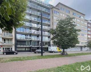 <span>Centraal gelegen tweeslaapkamerappartement gelegen op het 7de verdiep van het appartementsgebouw. Dit situeert zich aan het Zuid in Gent, goed gelegen qua openbare vervoersmiddelen en grote invalswegen, nabij gelegen is er ook een grote openbare parking.</span><br /><br /><span>Het appartement omvat inkom met ingebouwde vestiairekast, apart bezoekerstoilet, bergingen, zonrijke ruime living met aansluitend terras (voorkant), aparte ingerichte keuken, twee slaapkamers met terras (achterkant) en badkamer (ligbad met douchezone en dubbel lavabomeubel). Kelderberging.</span><br /><br /><span>Provisie gemeenschappelijke syndickosten 80€/maand, provisie op verwarming en water €120. Energiezuinig appartement met vernieuwde hoogrendementsketel. Teller Elektriciteit privatief. Beschikbaar vanaf 01/12/2026 (kan besproken worden).</span><br /><br /><span>Voor meer info of een afspraak mail stefanie.browaeys@weinvest.be.</span><span> of bel 055/59 50 10.</span>