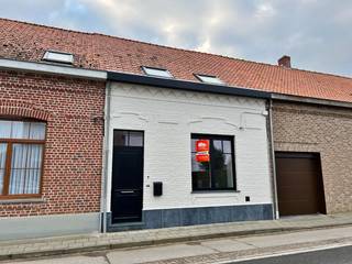 Deze rijwoning werd volledig gerenoveerd en omvat op de gelijkvloers een inkomhal, apart toilet, ruime en lichtrijke leefruimte,...