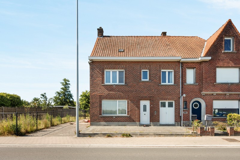 Halfopen gezinswoning met 3 slaapkamers (5 mogelijk), garage/doorgang en zonnige tuin op 500m2 - foto 1