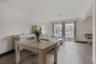 Lichtrijk appartement in het hart van Halle.Indeling : op het 3de verdiep met lift:Inkomhal met wc en berging, ruime lichtrijke woonkamer (45m²) met...