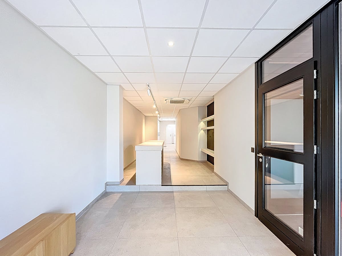 Moderne handelsruimte/kantoor te huur in het centrum van Eeklo - foto 5