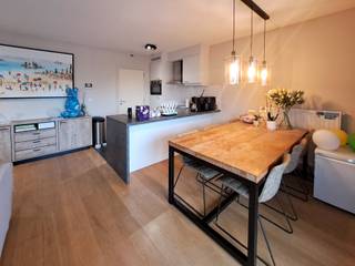 <span>Dit leuk en gezellig </span><strong>2 slaapkamer appartement</strong><span> biedt alle comfort. Met een ligging </span><strong>nabij Gent Zuid</strong><span>, in de nabijheid van fietsroutes die een makkelijke verbinding bieden naar de binnenstad en een makkelijke toegang naar de autosnelweg of de R40 is de perfecte uitvalsbasis voor wie in Gent wil wonen.</span><br /><br /><span>De</span><strong><span> ruime </span>leefruimte</strong><span> met </span><strong>open geïnstalleerde keuken</strong><span> biedt via het grote schuifraam toegang tot het leuke </span><strong>terras</strong><span>. De open keuken is voorzien van een vitrokeramische kookplaat, een dampkap, een hete luchtoven, een inbouwkoelkast en een vaatwasmachine. </span><span>Achter de keuken ligt de berging, </span><span>waar</span><span> plaats </span><span>is</span><span> voor een wasmachine en droogkast.</span><br /><br /><span>De </span><strong>badkamer</strong><span> is uitgerust met een dubbele wastafel met spiegelkast en douche in het bad. Verder zijn er <strong>2 slaapkamers</strong>, en een apart toilet. Aan de slaapkamers paalt nog een klein terras. </span><br /><span><br /></span><strong>Domicilie verplicht</strong><span>.</span><br /><span></span><span></span><strong>Huurprijs : 1.050 Euro per maand</strong><br /><span>Huurwaarborg : 3 maanden huur</span><br /><strong>Gemeenschappelijke lasten : 90 Euro forfait per maand</strong><br /><span>Er zijn individuele tellers voor water, gas en electriciteit.</span><br /><span>Mobiscore : 9,5/10</span><br /><span></span><strong>Beschikbaar vanaf 01/08/2026</strong><br /><span>bezoeken enkel op afspraak na regsitratie op onze website.</span><br /><br /><strong>Een bezoek plannen? Dit kan enkel via onze website www.stellarimmo.be/te-huur. Ga naar het pand en klik op "Een bezoek aanvragen" (onder de foto van de makelaar).<br /><br />Verdere info via martine@stellarimmo.be</strong>