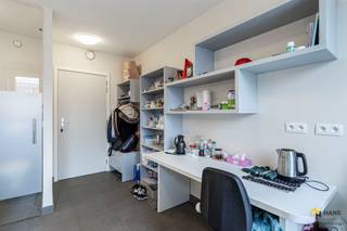 <p><span>De ingerichte studentenkamer maakt deel uit van een recent gebouw (Smart City Blocks), dat voldoet aan de geldende veiligheidsnormen voor studentenwoningen. Het pand is uitstekend gelegen met de AP-Hogeschool en Universiteit Antwerpen op wandelafstand en dankzij het ruime aanbod aan bussen en trams die voor de deur stoppen, geniet je hier ook van een vlotte verbinding tot het Centraal Station en de andere hogeschool- en universiteitscampussen. Niet te vergeten is Park Spoor Noord achter de hoek, ideaal voor sport en ontspanning. </span></p><p><span>De studentenkamer bevindt zich op de derde verdieping en heeft een oppervlakte van zo’n 16 m². Ze is ingericht met een bed, bureau en kastruimte en ook heeft de student een douche, wc en lavabo ter beschikking op de kamer. Koken kan in de gemeenschappelijke keuken op dezelfde verdieping of in de ontmoetingsruimte op het gelijkvloers. In het gebouw is er ook nog een gemeenschappelijke fietsenstalling aanwezig. </span></p><p><span>Momenteel is de studentenkamer verhuurd aan €530/maand (all-in). De vaste kosten voor het gebouw bedragen €419/drie maanden. </span></p><p><span>Ben je op zoek naar een knusse plek voor jouw zoon of dochter? Of zoek je nog een interessante investering? Mis deze kans niet!  Bewoonbare opp. 18 m² ref.: bruto vloeropp. EPC-certificaat. Voor meer info of een gratis schatting surf naar www.hansimmo.be</span></p><p><span> </span></p>
