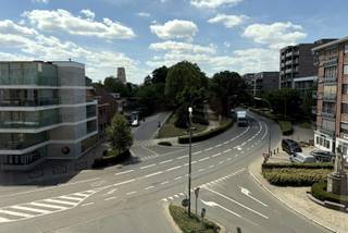 Dit ruim appartement (100m²) is gelegen op de derde verdieping van residentie De Link, een verzorgd gebouw met achterliggende garages, ideaal in het stadscentrum.<br /><br />Centrale inkomhal met trappenhal, lift en gemeenschappelijke berging gelijkvloers, ideaal voor boodschappentas, rollator, ....<br /><br />INDELING APPARTEMENT: <br />x ruime inkomhal met veiligheidsdeur, vestiairehoek, apart toilet en dubbele glazen deur naar de woonkamer; <br />x mooie, lichte woonkamer met plankenvloer en vrij uitzicht op de Wallen en de Basiliek; <br />x aparte keuken met doorgang naar het terras aan de voorzijde; <br />x naastgelegen berging/wasruimte met een recente condensatieketel op aardgas (2021); <br />x badkamer met ligbad, douche en lavabomeubel; <br />x 2 slaapkamers aan de achterzijde, waarvan 1 met een balkonterras.<br /><br />In 2024 werden de ramen vernieuwd in aluminium met hoogrendementsbeglazing, voorzien van lamellen, overgordijnen en verduisteringsgordijnen.<br /><br />Het appartement heeft een gunstig EPC label B of 124kWh.<br /><br />Verder is er in de kelderverdieping een private berging, en rij je via de gemeenschappelijke inrit met elektrische poort door naar de private garage.<br /><br />Dit appartement is ook een interessante investering voor verhuur.<br /><br />INTERESSE? Maak dan telefonisch een afspraak voor bezichtiging of mail uw vragen aan roland@immo-leroi.be.