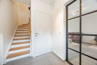 In het hart van Heestert vind je deze karaktervolle en instapklare gezinswoning in pastoriestijl terug te vinden. Bij het binnenkomen via de stijlvolle inkomhal met gastentoilet, word je meteen verwelkomd in een warme lichtrijke leefruimte die naadloos overgaat in de open en volledig uitgerust keuken. Van hieruit geniet je van het zicht op de zonnige tuin met zuidwest-oriëntatie. De tuin is bijzonder praktisch dankzij de handige achterweg via de garage, toegankelijk te voet, met de fiets of met de wagen. Op de eerste verdieping bevinden zich drie volwaardige slaapkamers en een ruime, moderne badkamer met dubbele lavabo in meubel, ligbad en comfortabele instapdouche. Om het plaatje compleet te maken is er bovendien nog een grote zolderruimte en presteert de woning energetisch ook zeer sterk! Interesse in een instapklare topper? Neem nu contact voor uw bezoek!