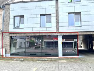 Dit handelspand van 164 m² biedt veel mogelijkheden. De voorzijde is voorzien van een brede etalage die opvalt in het straatbeeld. Verder is er...