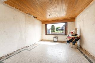 <u>Vraagprijs: 179.000 EURO</u><br /><br />✨ Een woning die u volledig naar uw eigen smaak en wensen kunt omvormen? Dan is deze ruime woning in de Nieuwstraat 27 te Sint-Baafs-Vijve een unieke opportuniteit. Gelegen op een perceel van 321 m² en met een bewoonbare oppervlakte van maar liefst 183 m², vormt deze eigendom de ideale basis voor wie een totaalrenovatie niet uit de weg gaat.<br /><br />🔨 De woning biedt een zee aan ruimte en indelingsmogelijkheden. Zowel het gelijkvloers als de eerste verdieping kunnen volledig naar eigen inzicht worden ingericht. Bovendien beschikt de woning over een ruime, geïsoleerde en gevloerde zolder, die zich perfect leent als royale master bedroom 🛏️, hobbyruimte of extra leefverdieping. Via de zolder is er bovendien toegang tot een extra opbergzolder. Er zijn ook<strong> 18 zonnepanelen</strong> aanwezig.<br /><br />📦 Verder heeft de woning bijzonder veel praktische bergruimte of mogelijkheden voor een werkatelier.<br />🌳 Buiten geniet u van een volledig omheinde koer, waar u in alle privacy een aangename buitenruimte kunt creëren.<br />💡 Deze woning vraagt een grondige en volledige renovatie, maar biedt tegelijkertijd een uitzonderlijke kans om een eigendom volledig af te werken volgens de hedendaagse woonnormen en uw persoonlijke stijl.<br /><br /><u>📍 Ligging</u><br />De woning is gelegen in Sint-Baafs-Vijve, een rustige en aangename deelgemeente van Wielsbeke. Hier woont u in een landelijke en rustige omgeving, terwijl winkels 🛍️, scholen 🎓, openbaar vervoer 🚍 en andere dagelijkse voorzieningen zich op korte afstand bevinden. Bovendien geniet u van een vlotte verbinding naar Waregem, Wielsbeke en de omliggende gemeenten, evenals een goede bereikbaarheid via belangrijke invalswegen.<br /><br />🏡 Bent u op zoek naar een woning boordevol potentieel, waar u uw eigen woonverhaal kunt schrijven? Dan is dit renovatieproject beslist een bezoek waard! ✨<br />Bel Dominique voor meer info of een bezoek! <strong>+32 476 77 31 31</strong> of<strong> dominique@vastgoedcanniere.be.</strong><br /><br />