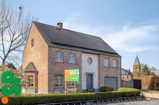 <strong>Zeer ruime gezinswoning op een perceel van 6A 68CA.<br /><br />Deze instapklare woning combineert ruimte, comfort en een uitstekende ligging in een kindvriendelijke omgeving, op wandelafstand van winkels, scholen en andere voorzieningen.<br /><br />Bij het binnenkomen word je verwelkomd in een royale inkomhal met gastentoilet. Van hieruit bereik je de lichtrijke en bijzonder ruime leefruimte, die naadloos overgaat in de volledig uitgeruste keuken met alle hedendaags comfort.<br /><br />Aansluitend bevindt zich een praktische berging/wasruimte met ingemaakte kasten. De ruime garage met elektrische poort zorgt voor extra gebruiksgemak.<br /><br />Op de eerste verdieping bevinden zich drie volwaardige slaapkamers. Eén van de kamers beschikt over een extra ruimte die perfect kan dienen als dressing, bureau of zelfs als vierde slaapkamer. De moderne badkamer is volledig uitgerust met ligbad, inloopdouche en een dubbel lavabomeubel. <br /><br />De woning beschikt bovendien over een zolder bereikbaar via een vaste trap. Daarnaast is de woning volledig onderkelderd, toegankelijk zowel langs binnen als buiten, een enorme troef voor hobbyruimte, stockage of extra polyvalente invulling. <br /><br />Buiten geniet je van een ruime, zonnige tuin met gezellig terras en een prachtige zwemvijver. Alsook de aanwezige zonneluifel zorgt voor extra comfort.<br /><br />De woning werd afgewerkt met duurzame materialen en behaalt een uitstekende EPC-score met label C (226 kWh/m² jaar). <br /><br />Een ideale gezinswoning voor wie ruimte, kwaliteit en een topligging weet te waarderen.<br /><br />Voor meer informatie of een bezoek ter plaatse:<br />📞 014 59 10 20<br />📧 jill@immosp.be<br />Benieuwd naar de waarde van uw eigen woning? Vraag vrijblijvend een gratis verkoopanalyse aan – wij helpen u graag verder!</strong>Zeer ruime gezinswoning op een perceel van 6A 68CA.<br /><br />Deze instapklare woning combineert ruimte, comfort en een uitstekende ligging in een kindvriendelijke omgeving, op wandelafstand van winkels, scholen en andere voorzieningen.<br /><br />Bij het binnenkomen word je verwelkomd in een royale inkomhal met gastentoilet. Van hieruit bereik je de lichtrijke en bijzonder ruime leefruimte, die naadloos overgaat in de volledig uitgeruste keuken met alle hedendaags comfort.<br /><br />Aansluitend bevindt zich een praktische berging/wasruimte met ingemaakte kasten. De ruime garage met elektrische poort zorgt voor extra gebruiksgemak.<br /><br />Op de eerste verdieping bevinden zich drie volwaardige slaapkamers. Eén van de kamers beschikt over een extra ruimte die perfect kan dienen als dressing, bureau of zelfs als vierde slaapkamer. De moderne badkamer is volledig uitgerust met ligbad, inloopdouche en een dubbel lavabomeubel. <br /><br />De woning beschikt bovendien over een zolder bereikbaar via een vaste trap. Daarnaast is de woning volledig onderkelderd, toegankelijk zowel langs binnen als buiten, een enorme troef voor hobbyruimte, stockage of extra polyvalente invulling. <br /><br />Buiten geniet je van een ruime, zonnige tuin met gezellig terras en een prachtige zwemvijver. Alsook de aanwezige zonneluifel zorgt voor extra comfort.<br /><br />De woning werd afgewerkt met duurzame materialen en behaalt een uitstekende EPC-score met label C (226 kWh/m² jaar). <br /><br />Een ideale gezinswoning voor wie ruimte, kwaliteit en een topligging weet te waarderen.<br /><br />Voor meer informatie of een bezoek ter plaatse:<br />📞 014 59 10 20<br />📧 jill@immosp.be<br />Benieuwd naar de waarde van uw eigen woning? Vraag vrijblijvend een gratis verkoopanalyse aan – wij helpen u graag verder!