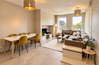 <p>Recent ecologisch appartement in het hartje van Aalter, gelegen in de kleinschalige residentie Pluba. Dit prestigieuze project is ontworpen door het gerenommeerde ARKS Architecten en gebouwd door Mevaco, wat garant staat voor kwaliteit en duurzaamheid. Het appartement omvat: inkomhal, apart toilet en aparte berging, voorzien van aansluiting wasmachine en droogkast, mooie leefruimte, aansluitend met een volledig ingericht open keuken, 2 volwaardig terras. </p><p>Het beschikt over twee volwaardige slaapkamers, apart douchekamer met dubbele lavabo, wat zorgt voor optimaal comfort en privacy.<br />Dit nieuwbouw appartement is voorzien van geothermische warmtepompen en vloerverwarming, wat zorgt voor energiezuinig wonen. Daarnaast is er een kelder berging, een gezamenlijk dakterras, een fietsenstalling voorzien en autostandplaats bij te huren.</p><p>Appartement: € 975,00 per maand<br />Autostaanplaats: € 75,00 per maand. <br />Algemene kosten: € 75,00 per maand (forfait)</p><p>Beschikbaar vanaf 01 januari 2027</p>