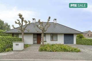 Deze ruime en lichtrijke villa met een bewoonbare oppervlakte van maar liefst 288 m² bevindt zich op een perceel van 636 m² en is centraal gelegen in Oostrozebeke. Dankzij de vele raampartijen geniet je hier van een aangename lichtinval en een open gevoel van ruimte.Dit huis in de Onze Lieve Vrouwestraat te Oostrozebeke heeft volgende indeling:Gelijkvloers:- Zeer ruime leefruimte met grote raampartijen- Keuken - Slaapkamer met ensuite badkamer- Apart toilet1ste verdiep:- Slaapkamer- Tweede badkamerZolderverdiep:- Ruime zolder (mogelijkheid voor 3e kleine kamer)Buiten:Grote, zonnige tuin met zuidwestelijke oriëntatieIdeaal om de gehele dag te genieten van de zonSpecifieke kenmerken:- Veel ruimte en licht dankzij grote raampartijen- Mogelijkheid om gelijkvloers te wonen- Regenput aanwezig ( 10.000l)- Grote tuin met gunstige oriëntatie (zuidwest)- Centrale ligging in Oostrozebeke, nabij winkels, scholen en verbindingswegenBen je op zoek naar een ruime woning met raampartijen om u tegen te zeggen en de mogelijkheid om beneden te wonen? Neem dan zeker contact op en ontdek zelf de troeven van deze woning. Zeker een bezoek waard!De eigendom wordt aangeboden via de Pre-sale formule. Op 30/05/2026 tussen 10:00 en 12:00 kan u de woning op afspraak komen bezichtigen en een bod uitbrengen. De vermelde prijs is een instelprijs. Voor meer info, gelieve contact op te nemen met de dossierverantwoordelijke.Bestuursmaatregelen in het maatregelenregister: nee