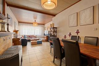 Eengezinswoning met 4 slaapkamers op wandelafstand van het station van Denderleeuw. Ideaal voor een gezin die alles op wandelafstand wenst.De...