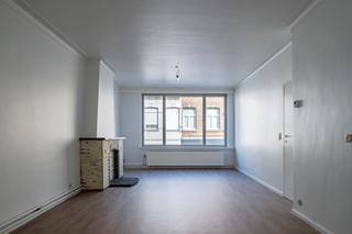Luxueus gerenoveerd, zeer ruim appartement gelegen op 1e verdieping, in het centrum van Hoboken, dichtbij winkels en openbaar vervoer. <br /><br />Indeling: <br />Inkomhal met ingemaakte kasten, ruime living (30m²), aparte volledig ingerichte keuken met toestellen (oven, koelkast, kookvuur, dampkap, vaatwasser), moderne badkamer met prachtige inloopdouche, 2 grote slaapkamers (14m² en 12m²), apart toilet, grote berging met aansluiting wasmachine, zonnig terras. <br /><br />Bijzonderheden:<br />Beschikbaar vanaf 1 oktober.<br />Maandelijkse kosten € 50 (voor 1 bewoner, en 75 € voor 2 bewoners voor verbruik water, en poetsen gang). <br />Huisdieren niet toegelaten. <br />Er zijn overal nieuwe ramen geplaatst met dubbele beglazing, nieuwe elektrische rolluiken aan de achterzijde, cv op gas met HR-ketel, nieuw dak. <br />1e verdieping, geen lift. <br />Wij zoeken voor dit appartement een rustige persoon, of rustig koppel zonder kinderen. <br />EPC score 136 kWh/m²: laag verbruik gegarandeerd. Gas en elektriciteit met eigen meters.