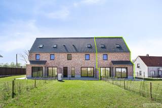 <h3><strong>Energiezuinige nieuwbouwwoning te koop in Vichte</strong></h3>
<br />Maak kennis met uw droomwoning, waar comfort en natuur samenkomen! Deze schitterende halfopen nieuwbouwwoning in Vichte beschikt over 4 ruime slaapkamers en 2 moderne badkamers, perfect voor gezinnen die ruimte en luxe waarderen.<br /><br />Gelegen op wandelafstand van het bruisende centrum van Vichte, geniet u van de ideale mix van rust en nabijheid van alle nodige voorzieningen.
<h3>De indeling van de woning is als volgt:</h3>

<ul>
	<li>Gelijkvloers: inkomhal, apart toilet, ruime living met aansluitende open keuken, grote berging</li>
	<li>1e verdieping: 3 ruime slaapkamers, apart toilet, badkamer met bad, douche en lavabomeubel</li>
	<li>2e verdieping: 1 slaapkamer, badkamer, technische berging</li>
</ul>

<h3>Troeven: </h3>

<ul>
	<li>Ruime woning met een bewoonbare oppervlakte van 191 m²</li>
	<li>BEN-woning met E-peil van 25! Verwarming met lucht-water warmtepomp, ventilatiesysteem D</li>
	<li>Regenput (10 000l) </li>
	<li><strong>4 slaapkamers en 2 badkamers</strong></li>
	<li>4 zonnepanelen</li>
	<li>Vloerverwarming </li>
	<li>Kies zelf je vloer, keuken, sanitair, ... (inbegrepen in de prijs) </li>
	<li>Tuin wordt ingezaaid en voorzien van haag</li>
	<li>Plaatsen van carport reeds vergund</li>
</ul>
<strong>Mogelijkheid tot behalen van E-peil 7 door plaatsing 7 extra zonnepanelen!<br />- 5 jaar lang 100% korting op onroerende voorheffing -</strong> 

<h3>Prijs</h3>
<strong>€ 449 000 + kosten </strong>(12% registratierechten op grond - 21% btw op constructie) <br /><br />Mis deze unieke kans niet en neem vandaag nog contact met ons op voor meer informatie of een bezoek ter plaatse.<br /><br />Mail: Martijn@maesconceptimmo.be<br />tel: 0470/62.95.68<br /> 