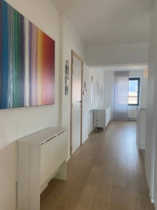 <span>Deze kleinere residentie met 7 volledig gerenoveerde appartementen, 2018, is uitstekend gelegen, zowel naar autosnelwegen, station Leuven, winkels,…</span><br /><br /><span>Dit dakappartement is gelegen op de derde verdieping.</span><br /><br /><span>Het appartement bestaat uit een mooie, grote, zéér lichtrijke woonkamer met ruime open geïnstalleerde keuken met aansluitende een handige berging. In de berging kan u de wasmachine aansluiten. </span><br /><br /><span>Via de nachthal, waar een kastenwand is, kom je bij de 3 volwaardige slaapkamers (achteraan), de badkamer en het aparte toilet.</span><br /><br /><span>Vanuit de masterbedroom is er toegang tot het aangename en rustig terras.</span><br /><br /><span>In de residentie is er nog een kelderberging, handig voor spullen op te bergen.</span><br /><br />De verkoper huurt momenteel een gesloten garagebox achter het gebouw, dit huurcontract zou kunnen overgenomen worden. <br /><br /><span>Bent u op zoek naar een zéér goed gelegen, degelijk appartement, als startersappartement of als investering, aarzel niet en ontdek de voordelen van dit ruime appartement.</span><br /><br />Wees er snel bij en ontdek als één van de eersten jouw toekomstige appartement. Kom naar de lancering van de verkoop op dinsdag, 13 oktober 2026 vanaf 17u! Plan nu jouw bezoek via info@immoreulens.be.<br />