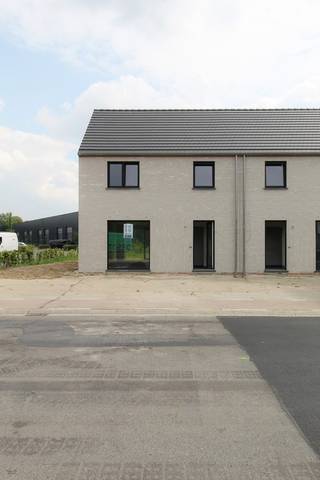 Hectaar realiseert deze halfopen nieuwbouwwoningen vlakbij het centrum van Rumbeke, met een vlotte aansluiting op de E40 richting Kortrijk en Brugge.<br />Op het gelijkvloers vindt u een inkomhal, gastentoilet, lichtrijke leefruimte met open keuken en een aanpalende opbergruimte. De eerste verdieping omvat drie ruime slaapkamers, een extra berging, een badkamer uitgerust met een dubbel lavabomeubel, ligbad en inloopdouche, en een apart toilet.<br /><br /><strong>Troeven van de woning: </strong>
<ul>
	<li>Energiezuinige woning</li>
	<li>Vlotte bereikbaarheid</li>
	<li>Lichtrijke leefruimte met open keuken</li>
	<li>Warmtepomp lucht/ water in combinatie met vloerverwarming op het gelijkvloers</li>
	<li>Mogelijkheid tot het plaatsen van een carport</li>
</ul>
Interesse? Neem gerust contact met ons op voor meer informatie of plan een bezoek in bij ons op kantoor in Roeselare.<br />Jouw nieuwe thuis in Rumbeke wacht op je!
