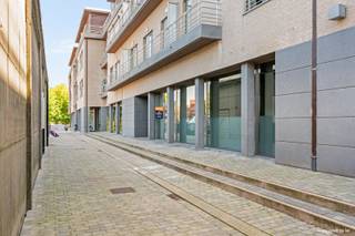 Strategisch gelegen kantoorruimte vlakbij het centrum van Ieper met een open en lichtrijke indeling die tal van mogelijkheden biedt voor diverse professionele activiteiten.<br />Dit kantoor beschikt bovendien van sanitaire voorzieningen.<br /><br /><u>Troeven<strong>:</strong></u><br /><br />Centrale ligging nabij het centrum van Ieper<br />Ruime en lichtrijke kantoorruimte<br />Flexibele indelingqsmogelijkheden.<br />Grote raampartijen<br />Sanitaire voorzieningen<br />Ideaal voor diverse professionele activiteiten.