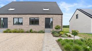 Immo3000 stelt u met trots deze splinternieuwe halfopen, bebouwing voor, gelegen in het rustige en groene Binkom (Lubbeek), vlakbij alle nodige faciliteiten en met een vlotte verbinding naar omliggende steden. Dit moderne huis, gebouwd in 2026, combineert strak design met een zeer functionele indeling, ideaal voor gezinnen die op zoek zijn naar ruimte en comfort.<br /><br />De woning wordt volledig schilderklaar opgeleverd, inclusief buitenaanleg.<br />Om het scherpe E-peil (-20) te bekomen wordt er gewerkt met X3 beglazing, zonnepanelen, ventilatie systeem D, warmtepomp lucht-water, etc etc.<br /><br />Door de speelse inplanting op het perceel bevindt de leefruimte zich op het "-1" verdiep. In deze ruimte vindt u een een zeer grote en luxueus ingerichte keuken met kookeiland (maatwerk, Samsung toestellen, Korian werkblad), een grote bijkeuken/berging en voldoende plaats voor zitkamer en eetkamer. Vanuit de leefruimte geniet je van een weids uitzicht op de velden achteraan.<br />Op het gelijkvloers vindt u drie ruime slaapkamers en een volledig uitgeruste badkamer. <br />Op de bovenverdieping bevinden zich nog twee slaapkamers, waarvan 1 met een walk-in dressing en ensuite badkamer (bad, douche, 2x lavabo, wc) alsook de technische berging.<br />Moest u met de 261m2 bewoonbare oppervlakte nog niet voldoende plaats hebben, is er hier vanuit de hal nog toegang tot de grote zolder.<br /><br />Met een bewoonbare oppervlakte van 261 m² op een perceel van 554 m², inclusief twee parkeerplaatsen, biedt deze woning in Binkom alles wat u nodig heeft om uw woondroom waar te maken. Benieuwd hoe deze woning perfect aansluit bij uw woonwensen? Neem vandaag nog contact op en plan uw bezoek!