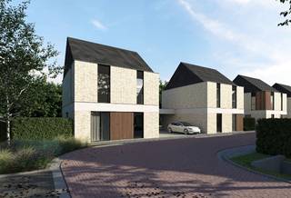 Deze strak ontworpen nieuwbouwwoning van Huysman Bouw ligt in een rustige, nieuwe verkaveling tussen de Eeklostraat en Benninckstraat. De bouwwerken zijn gestart en u koopt aan vaste prijs. De woning is zuidoost georiënteerd op een perceel van ruim 382m² en beschikt over een carport, zolder, 3 slaapkamers en een praktische wasplaats. Dankzij de grote raampartijen geniet u van veel licht en een optimale indeling. Energiezuinigheid staat centraal: warmtepomp met vloerverwarming op beide verdiepingen, zonnepanelen, ventilatie met warmterecuperatie en superisolerende beglazing zijn standaard. Uw interieur kiest u volledig op maat, met begeleiding van onze interieurarchitect. Ruime budgetten voor keuken, vloeren en deuren zijn voorzien. Ontworpen door CAS architecten, met hoogwaardige gevelmaterialen en strakke lijnen. Interesse? Contacteer Ewout Vanden Bussche via 0497 588 888 of contact@huysmanbouw.be.<br /> 