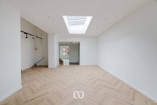 Ben jij op zoek naar een recent gerenoveerde woning met veel lichtinval en tal van mogelijkheden? Gevonden!<br /><br />De moderne renovaties, de ruime kamers en de mogelijkheid om de woning verder af te werken naar eigen smaak zijn slechts enkele van de vele troeven van deze woning. Bovendien krijg je als koper nog de kans om zelf keuzes te maken voor onder andere de keuken, chauffage en binnendeuren, zodat je van deze woning echt jouw thuis kan maken.<br /><br />INDELING:<br /><br />GLV:<br />Via de inkomhal kom je terecht in de lichtrijke woonkamer en eetplaats, waar grote raampartijen zorgen voor een aangename sfeer en veel natuurlijk licht. Aansluitend bevindt zich de ruimte voorzien voor de keuken, die nog volledig naar eigen wens ingericht kan worden. Achter de keuken en eetplaats bevindt zich bovendien nog een grote bergruimte/loods, ideaal als opslagplaats, hobbyruimte of werkruimte.<br /><br />1eV:<br />Op het eerste verdiep bevindt zich de badkamer en een zeer ruime slaapkamer, die eenvoudig kan opgesplitst worden om een extra slaapkamer, dressing of bureau te creëren.<br /><br />2eV:<br />De tweede verdieping beschikt over een grote slaapkamer met tal van mogelijkheden.<br /><br />Deze woning is ideaal voor wie op zoek is naar een grotendeels gerenoveerde woning die nog verder afgewerkt kan worden naar eigen stijl en voorkeur.<br /><br />Zie jij jezelf hier al wonen? Neem vandaag nog contact met ons op voor meer informatie of een bezoek ter plaatse.